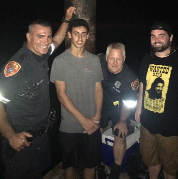 Policías marinos de Suffolk rescatan a dos hombres de canoa volcada en Short Beach