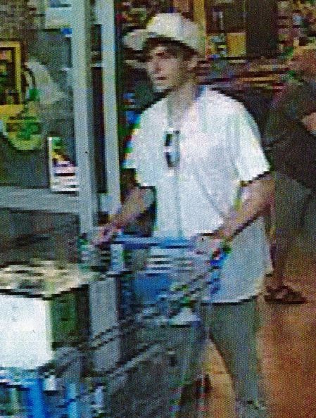 Buscan a ladrón de mercancía de tienda Walmart en Suffolk