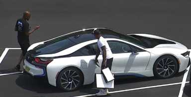Buscan a sujetos que usaron dinero falsificado en tienda Gucci y huyeron en moderno auto