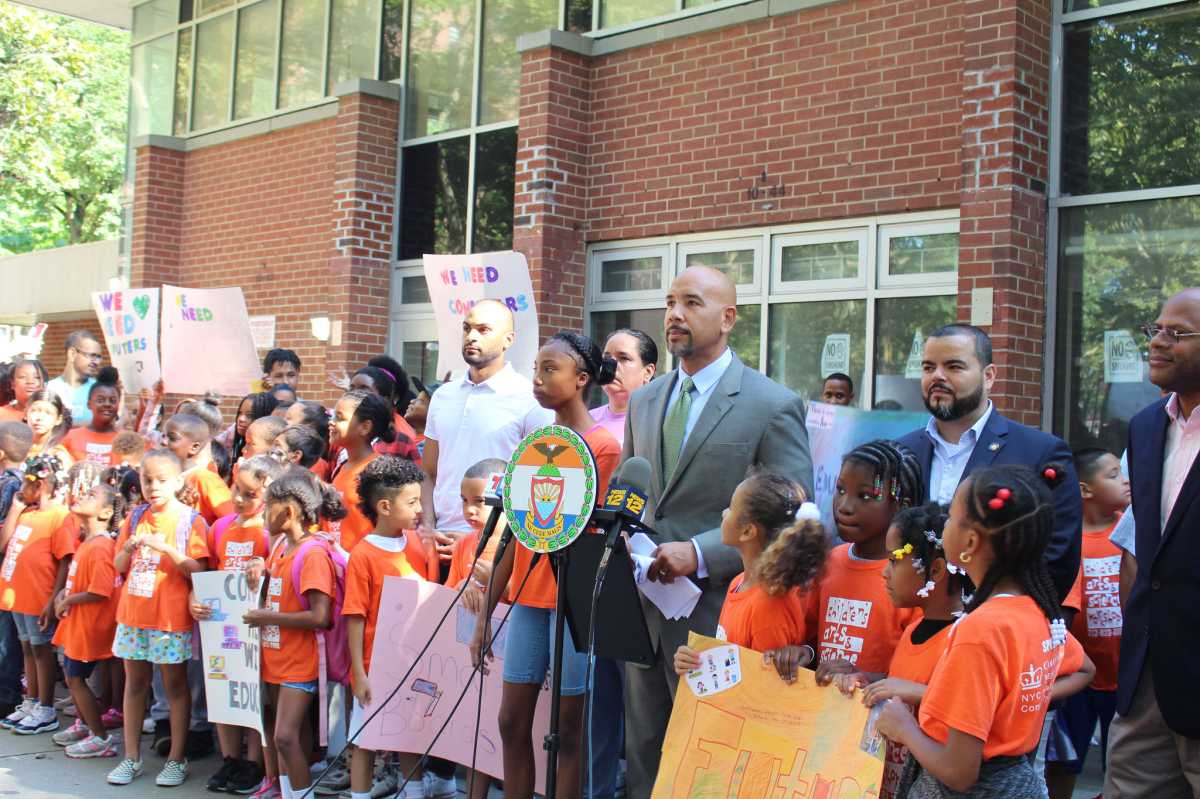 Presidente de El Bronx e inquilinos de NYCHA: ¿dónde está el dinero?