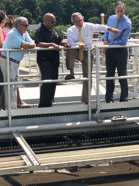 Presidente de la asamblea estatal de NY visita a comunidades de Long Island