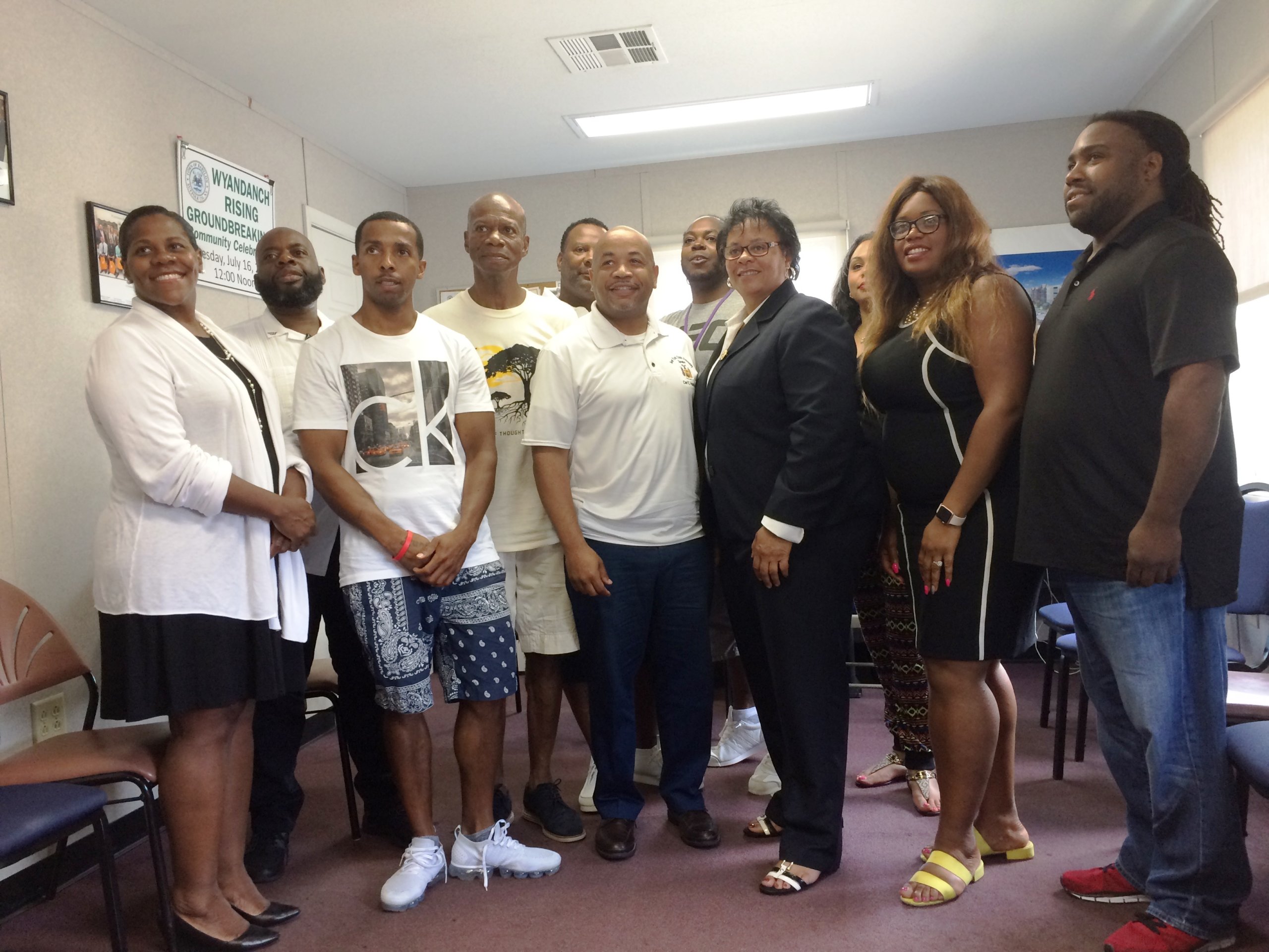 Presidente de la asamblea estatal de NY visita a comunidades de Long Island
