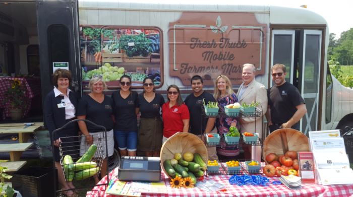 Organización FREE inaugura mercado móvil de agricultores en Long Island