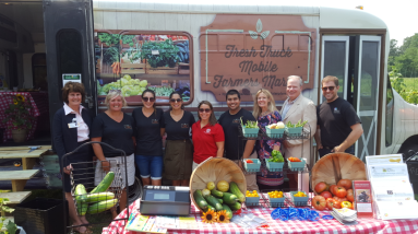 Organización FREE inaugura mercado móvil de agricultores en Long Island
