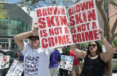 Piden declarar crimen de odio a las amenazas telefónicas de grupo neonazi a latinos