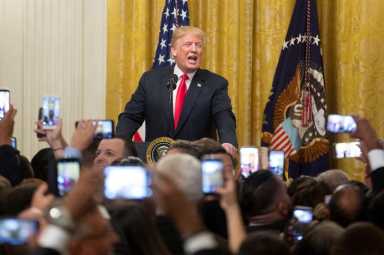 Administración Trump propone medidas contra inmigrantes legales que reciban ayudas