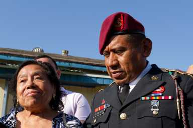 Veterano mexicano de guerra de Kosovo deportado hace 8 años vuelve a EEUU