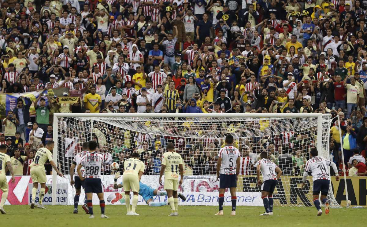 Con el portero Gudiño vestido de héroe las Chivas arrancan empate al América 