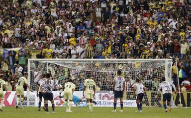 Con el portero Gudiño vestido de héroe las Chivas arrancan empate al América 