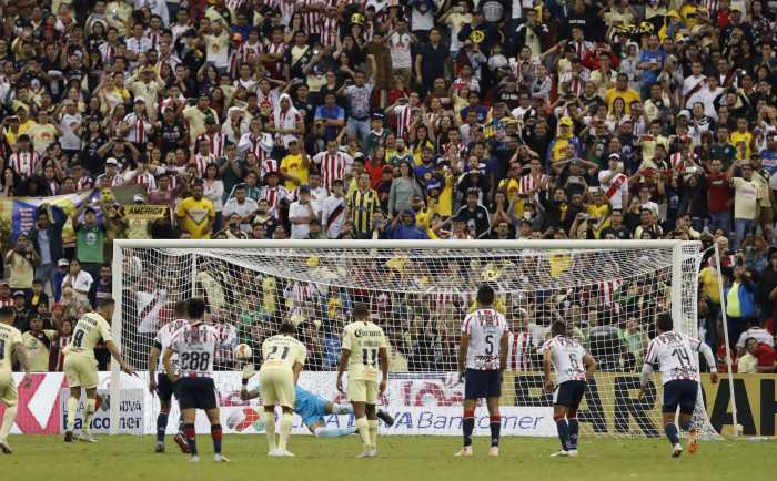 Con el portero Gudiño vestido de héroe las Chivas arrancan empate al América 
