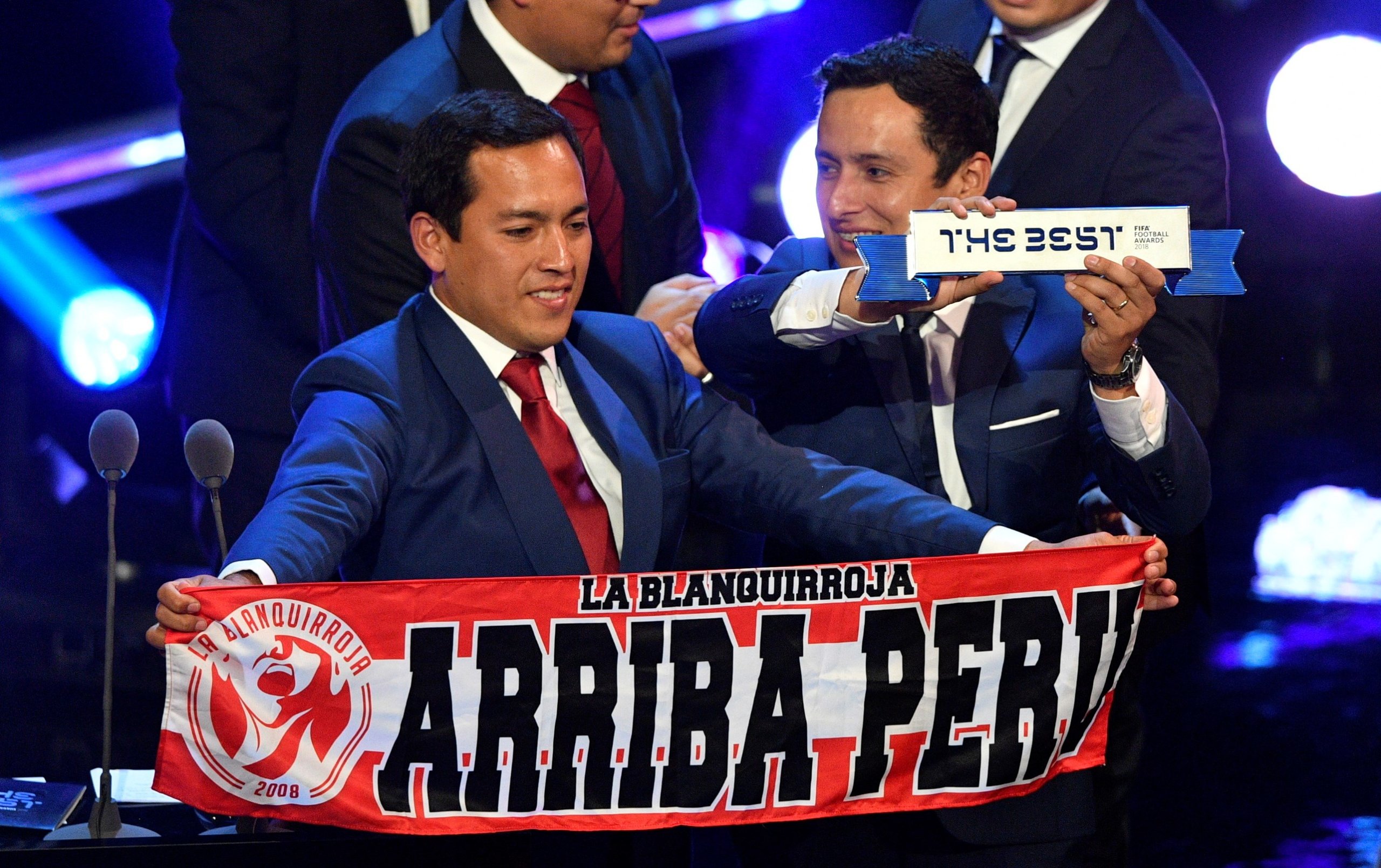 Perú recibe premio a la Mejor Hinchada del Mundo (Fotos y Video)