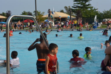 Comunidad de Suffolk celebra reapertura de piscina del Parque Roberto Clemente