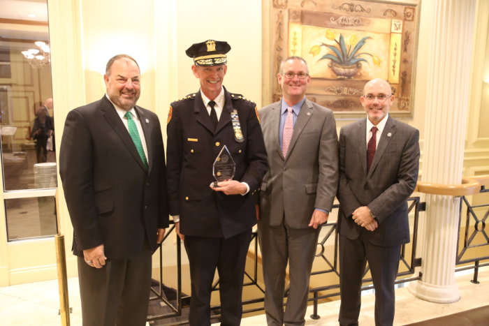 Stuart Cameron, jefe de policía de Suffolk, premiado por su compromiso con la seguridad escolar