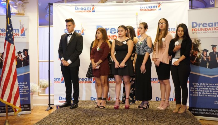 2da Gala de la Fundación DREAM entrega becas a estudiantes 'soñadores' sobresalientes