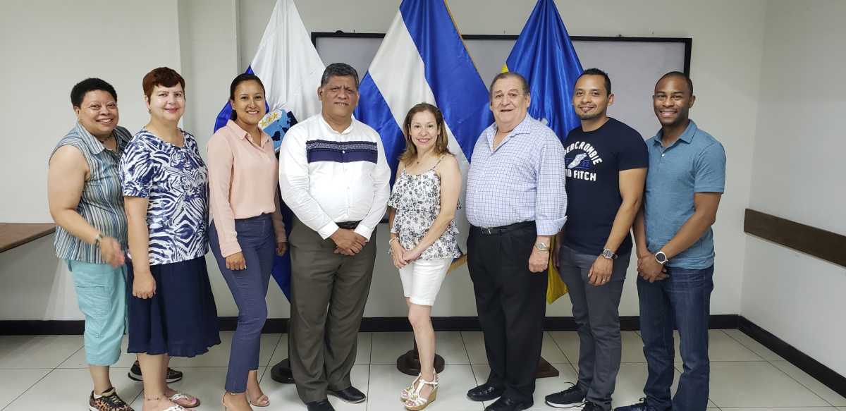 Maestros hispanos fomentan la integración de estudiantes salvadoreños que llegan a Long Island