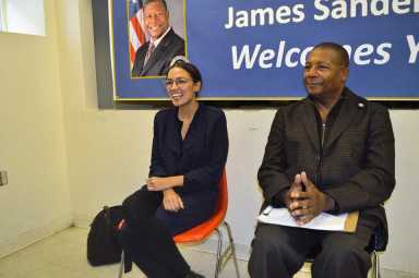 Queens protagonizó evento con nominada al Congreso Alexandria Ocasio-Cortez