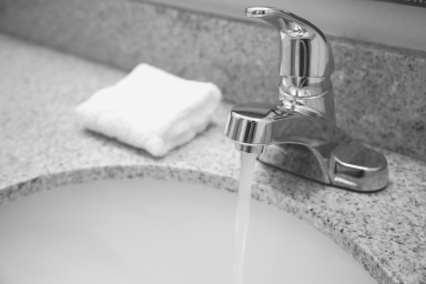 Un senador estatal de Queens ha propuesto legislación que requerirá que todas las escuelas y parques del estado hagan pruebas al agua cada tres años en busca de plomo.