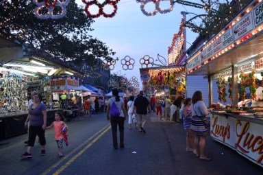 Disfruta del fin de verano con alegre Festival de Vecindario estilo carnaval