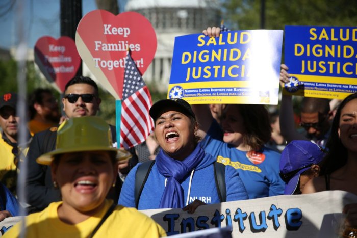 La comunidad latina el mayor grupo sin seguro médico en los Estados Unidos