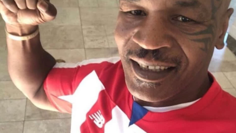 Mike Tyson causa furor al vestir la camiseta del Junior de Barranquilla