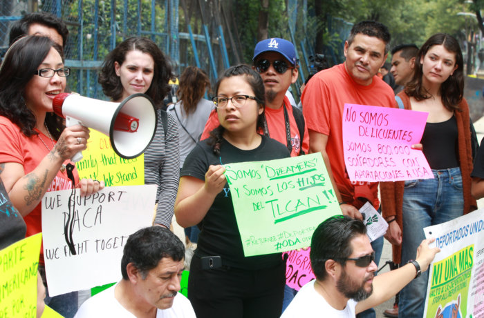 Nuevas restricciones de inmigración afectan a familias que reciben asistencia pública