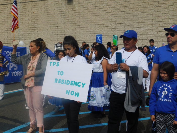 Asambleísta Phil Ramos se reune con activistas por el TPS en Brentwood