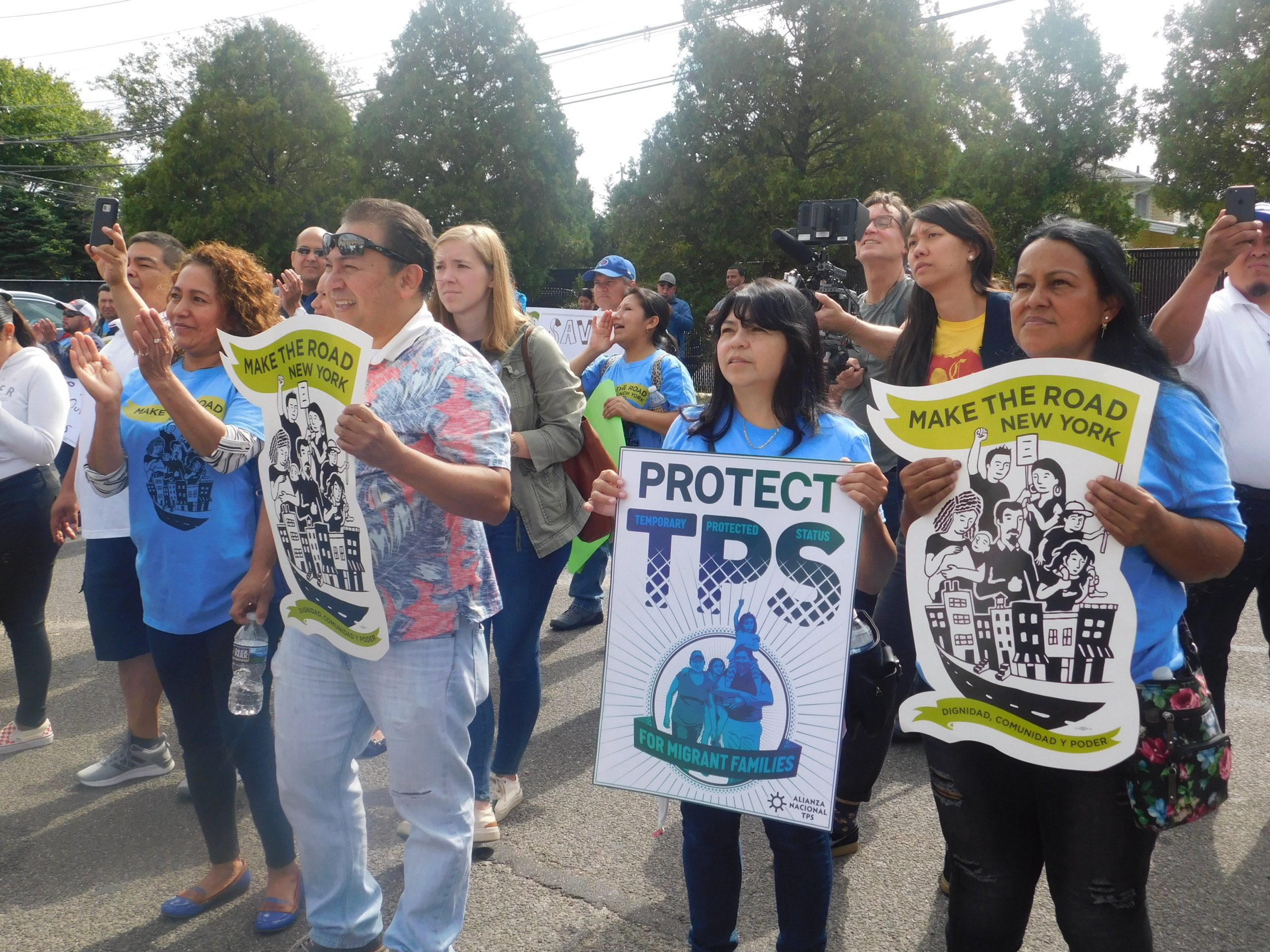 El “Bus de la Justicia” visitó Brentwood en su recorrido en defensa del TPS