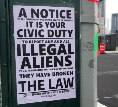 Legislador de Queens rompe volante antiinmigrante colocado por supremacistas blancos