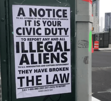 Legislador de Queens rompe volante antiinmigrante colocado por supremacistas blancos