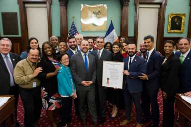 El concejal Francisco Moya honra al legendario periodista Jorge Ramos