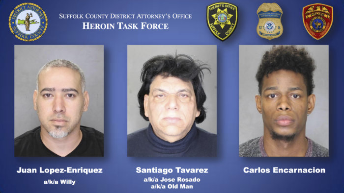 Tres hispanos acusados por operación de drogas en barbería de Port Jefferson Station