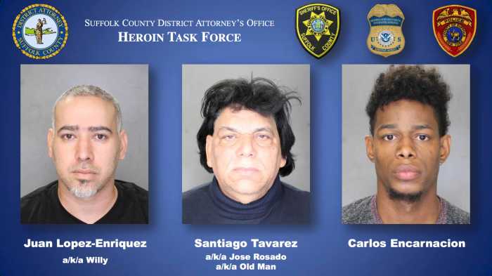 Tres hispanos acusados por operación de drogas en barbería de Port Jefferson Station