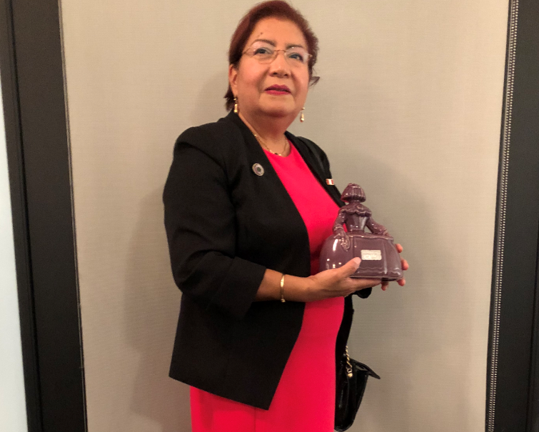 Vicky Díaz reconocida con el Premio Menina de la Red Transnacional de Mujeres