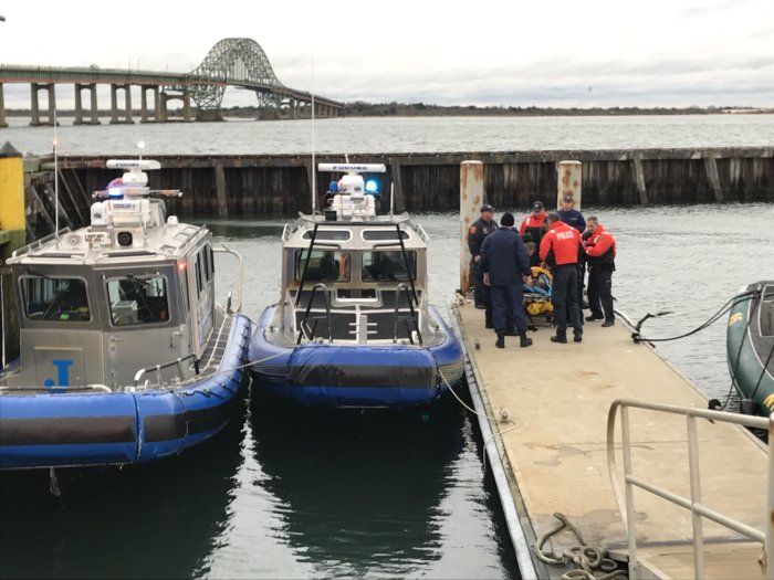 Hombre agradece a la policía marina por rescatarlo de las aguas del mar