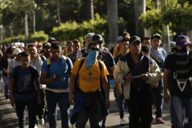 Unos 500 salvadoreños de la caravana de migrantes solicitan asilo en México