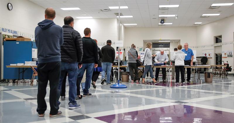 Ni el clima ni la lluvia desaniman a los hispanos que salen votar en la jornada electoral