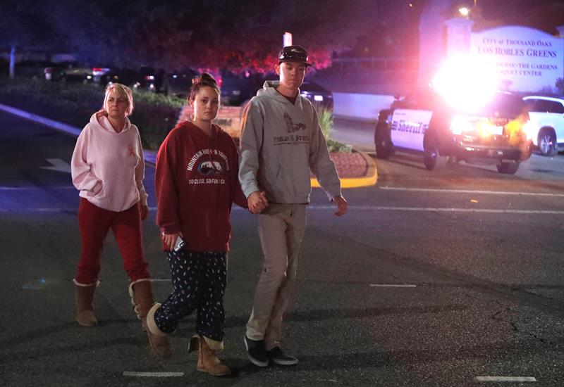 Trece muertos, incluido un policía, en tiroteo en bar al norte de Los Ángeles