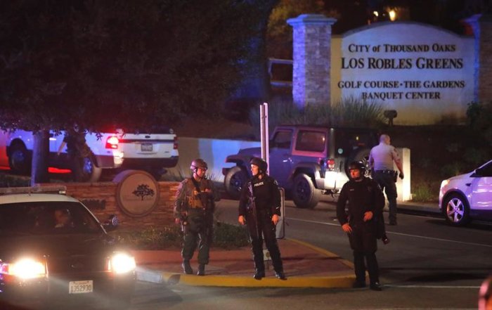Trece muertos, incluido un policía, en tiroteo en bar al norte de Los Ángeles