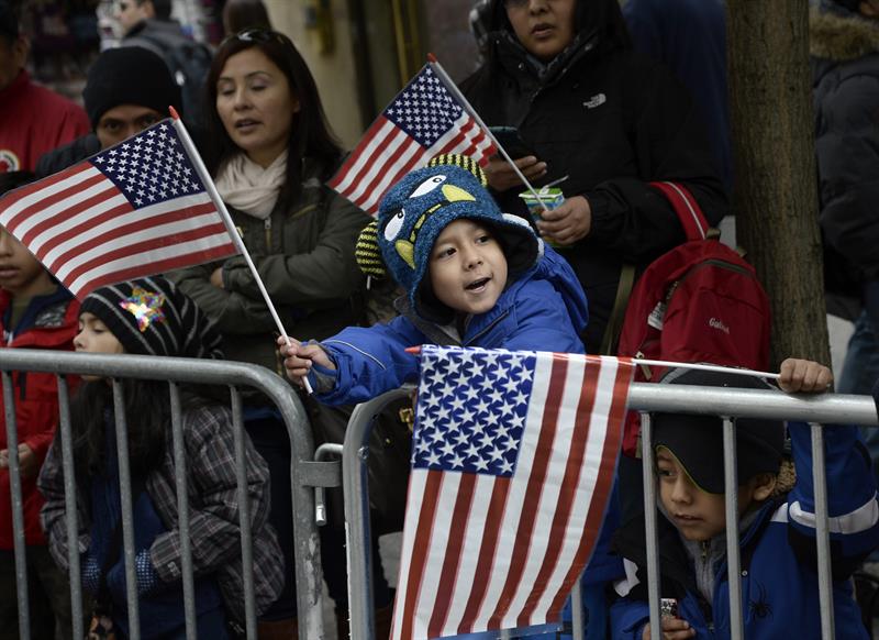 Miles rindieron tributo a los veteranos en gran desfile en Nueva York