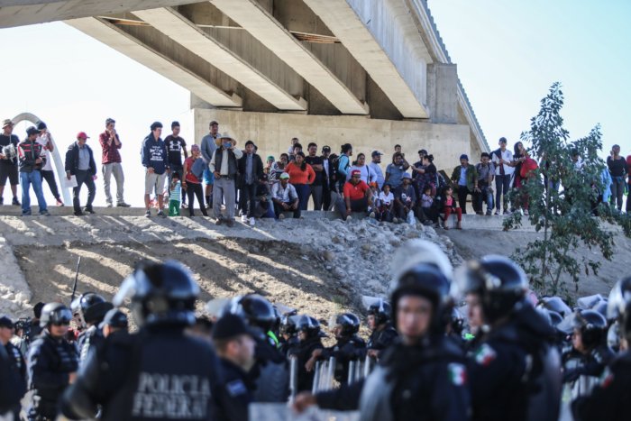 Migrantes redoblan presión y buscan cruzar el muro con EEUU a la fuerza