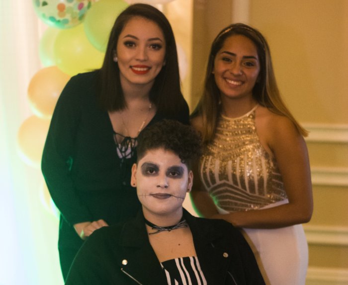 HWCLI rinde homenaje a tres estudiantes de secundaria en baile de Halloween