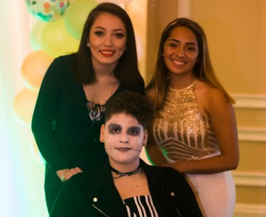 HWCLI rinde homenaje a tres estudiantes de secundaria en baile de Halloween