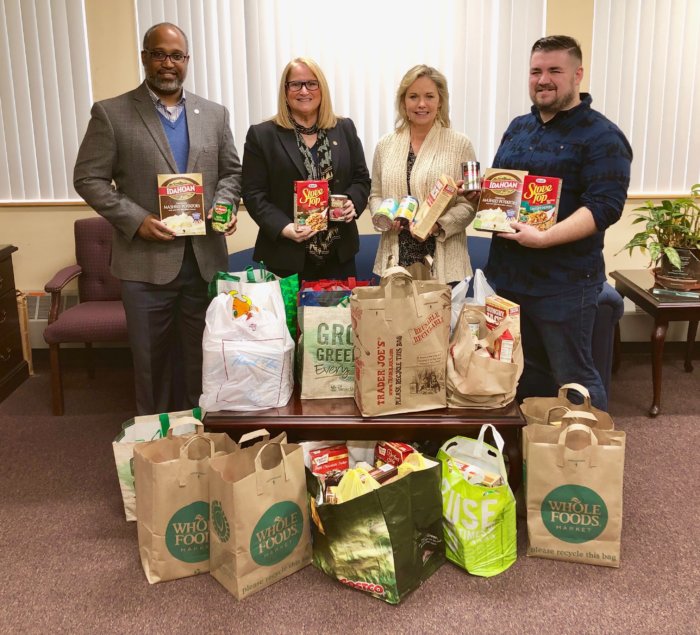 Legislatura de Suffolk y Long Island Cares colectan donaciones para 'Thanksgiving Day'