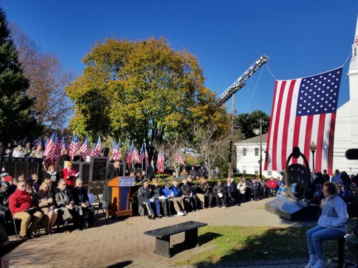 Pueblo de Huntington celebra con honor el Día de los Veteranos