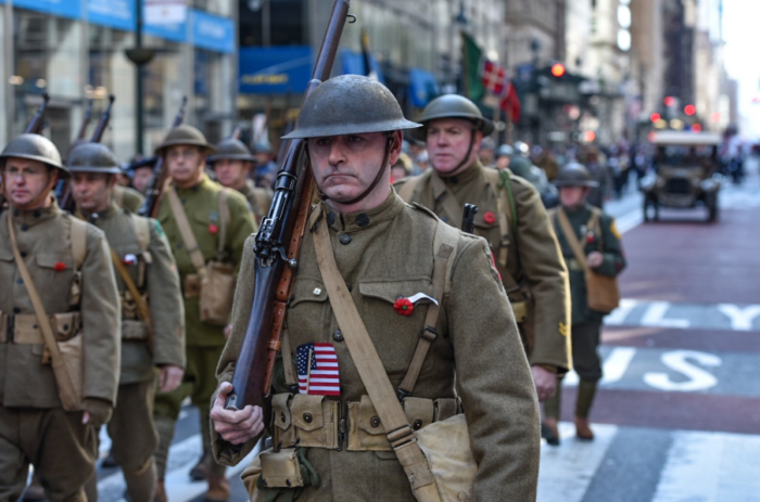 Miles rinden tributo a los veteranos en gran desfile en Nueva York