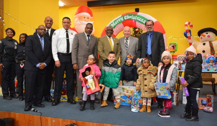 Niños en Hempstead intercambian sus pistolas de juguete por juguetes educativo