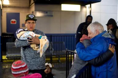 Pareja de hondureños migrantes de la caravana celebra nacimiento de hijo en EEUU