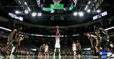 Antetokounmpo conduce a los Bucks a la victoria sobre los Nets