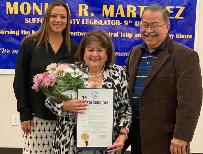 Directora de la organización Adelante de Suffolk recibe premio a la Herencia Hispana