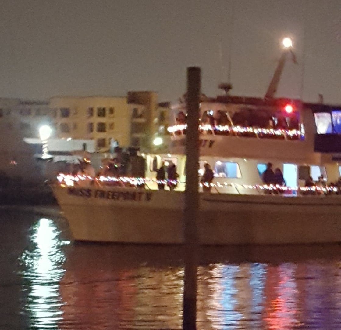 Desfile de botes iluminados en Freeport inicia la temporada de Navidad